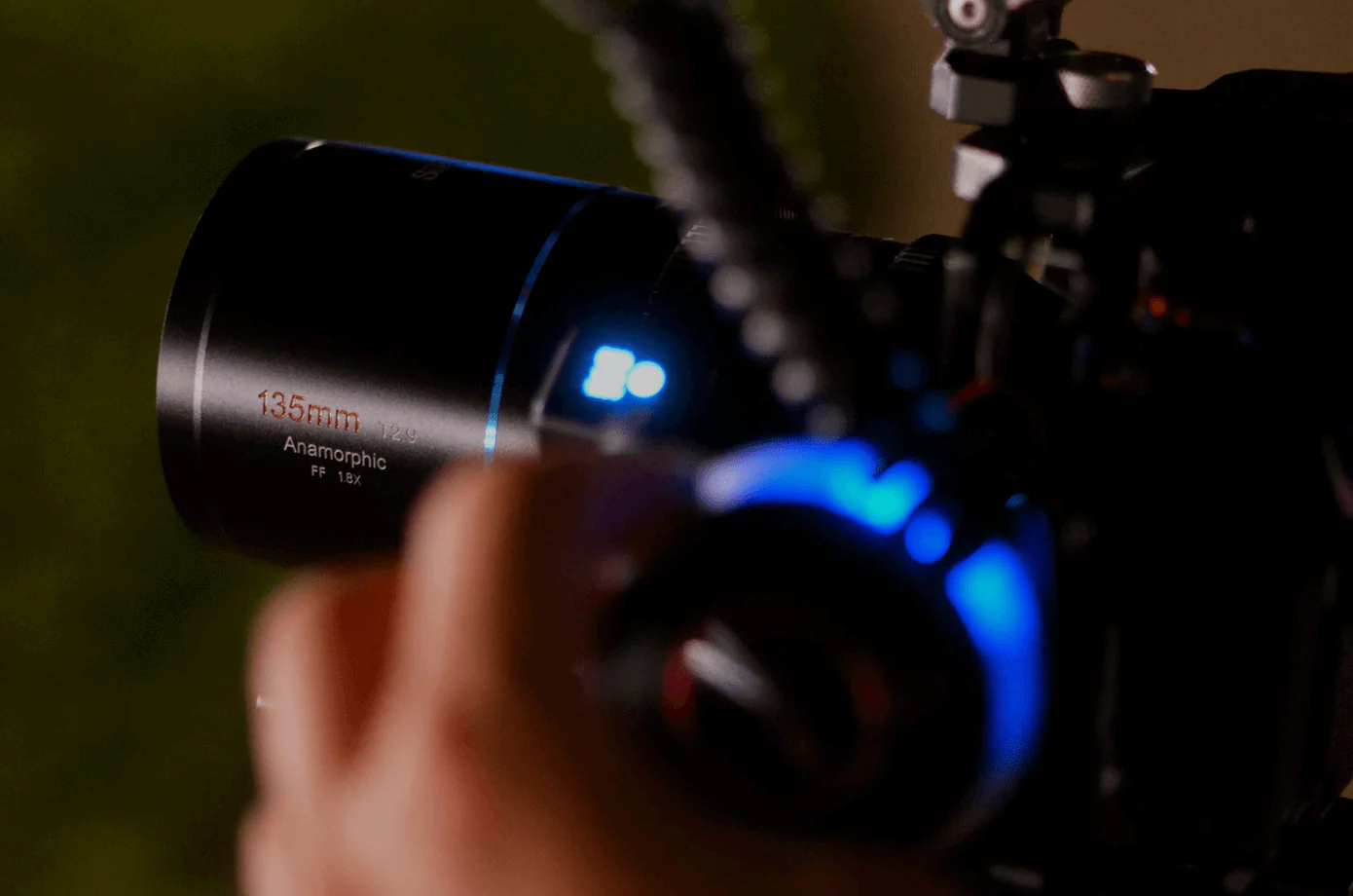 SIRUI Venus 135mm T2.9 1.8x Full-Frame Anamorphic Lens - Image 9